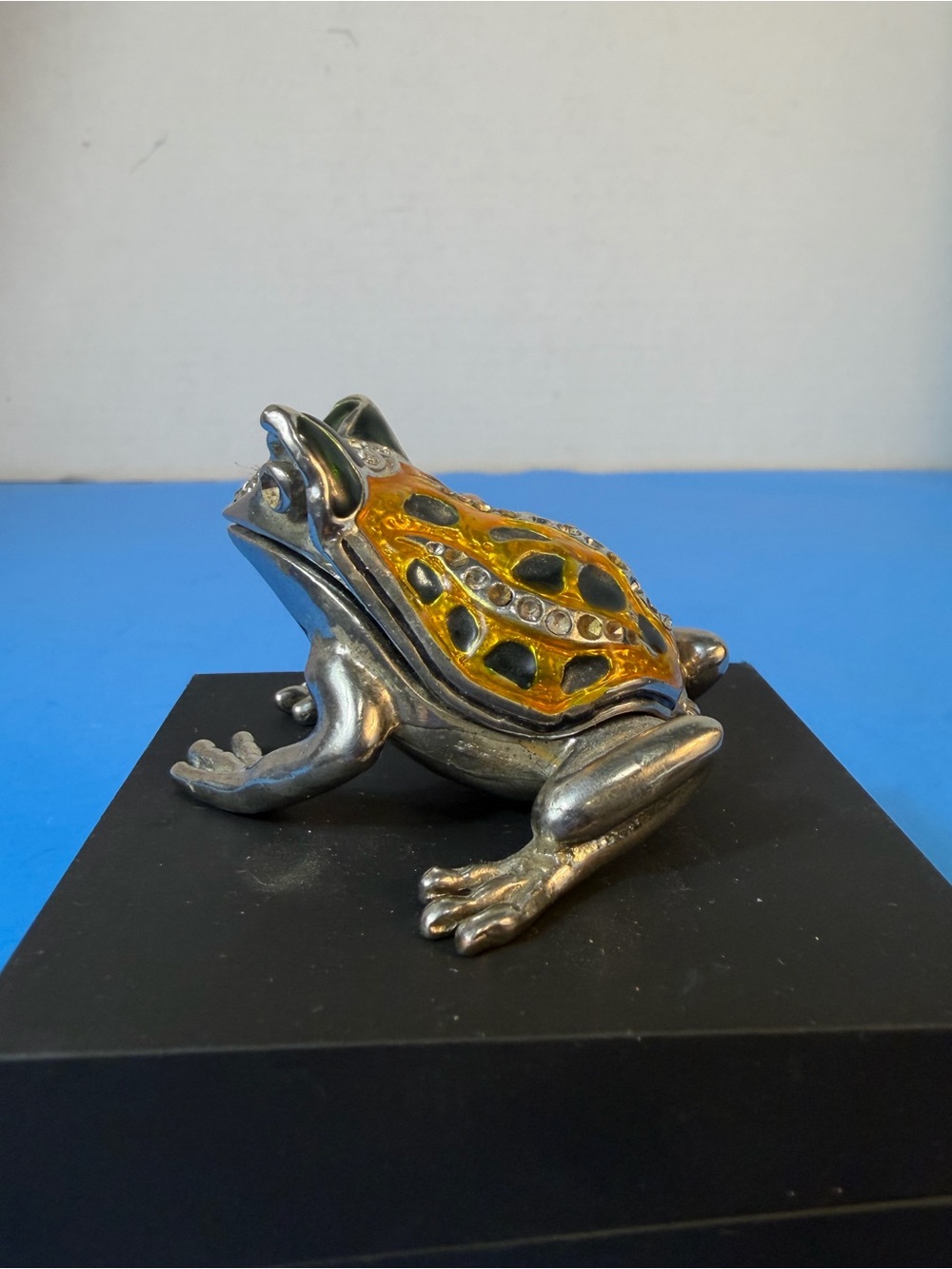 Vintage a frog-shaped trinket box with a hinged mechanism.